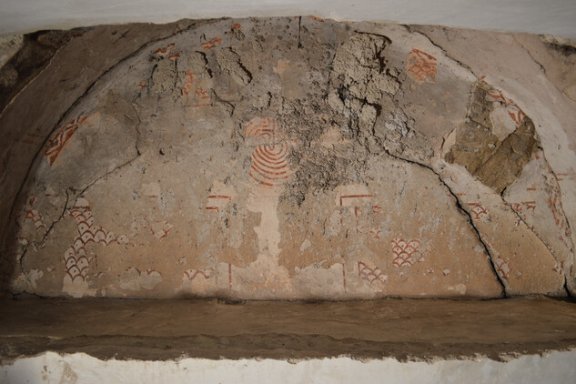Částečně odhalená románská malba s labyrintem v interiérovém záklenku tympanonu | © Petr Kuneš