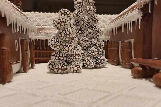 Detail perníkového modelu holašovického statku čp. 16, autorka Lenka Přibylová "STUDNICKÉ PERNÍČKY"