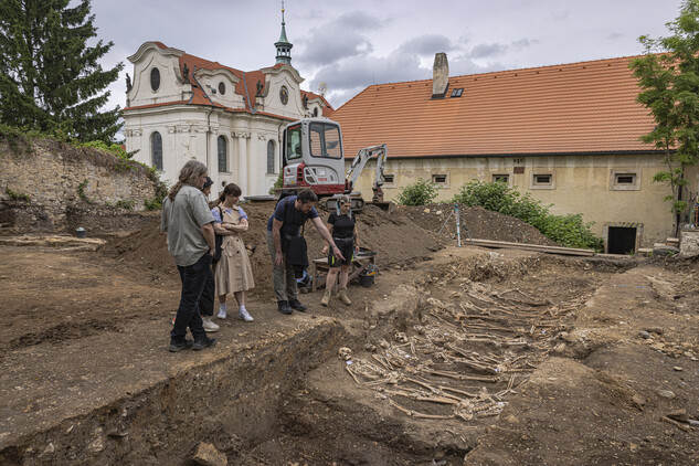 Prezentace válečných hrobů za účasti profesorky Erici Charters, specialistky na dějiny medicíny z univerzity v Oxfordu, zástupců NPÚ, 1. lékařské fakulty UK a antropoložky výzkumu Kamily Semanské (foto Martin Frouz, 5. 6. 2025).